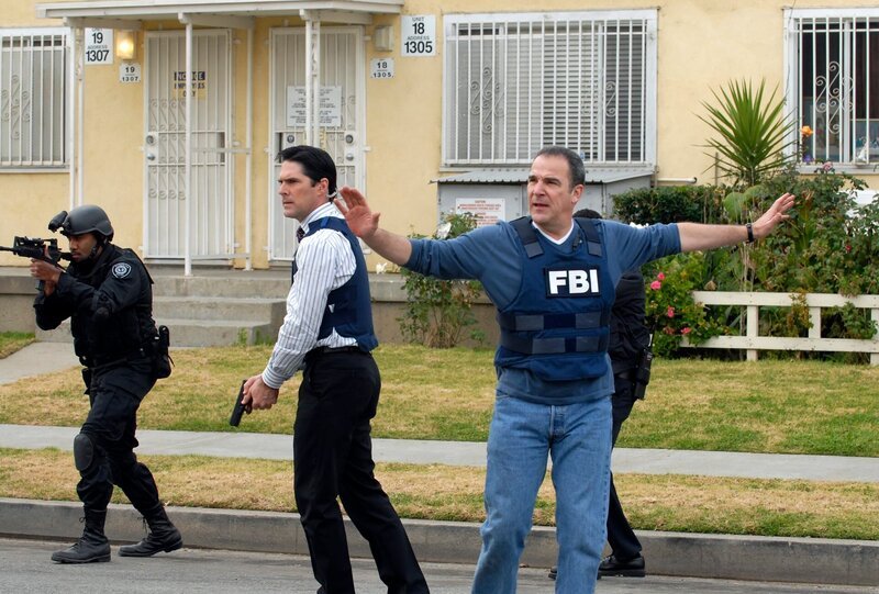 Aaron Hotchner (Thomas Gibson, M.); Jason Gideon (Mandy Patinkin, r.) – Bild: TVP /​ Zdjęcia mogą być wykorzystane do jednorazowej publikacji prasowej ilustrującej aktualny program TVP S.A. na dany tydzień.