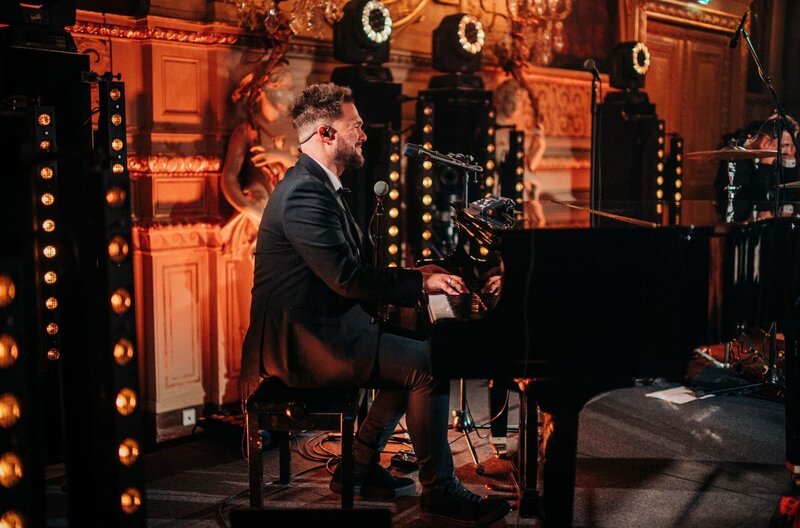 SWR3 Casino Session mit Calum Scott. Im stilvollen Ambiente des Florentiner Saals des Casinos Baden-Baden spielte er ein exklusives Konzert. – Bild: ZDF und SWR/​SWR3/​Niko Neithardt.