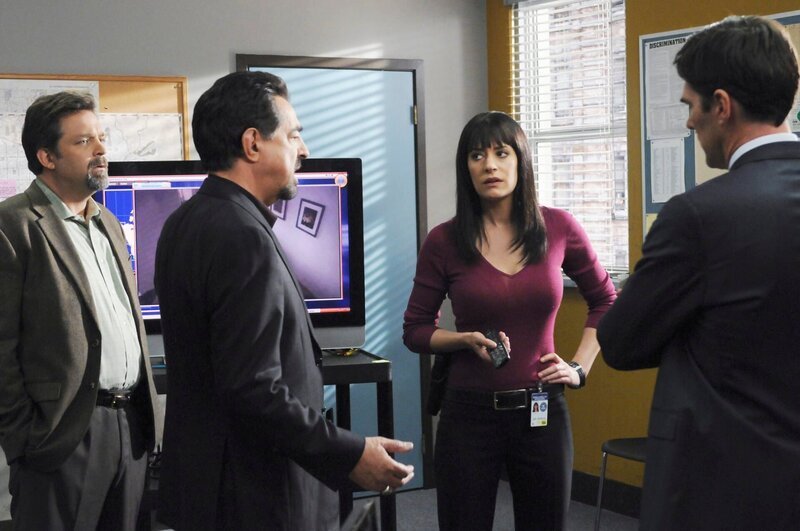 Werden mit einem neuen Fall vertraut gemacht: Detective John Fordham (Jonathan Goldstein, l.), Gibbs (Thomas Gibson, r.), Rossi (Joe Mantegna, 2.v.l.) und Prentiss (Paget Brewster, 2.v.r.) … – Bild: 13th Street