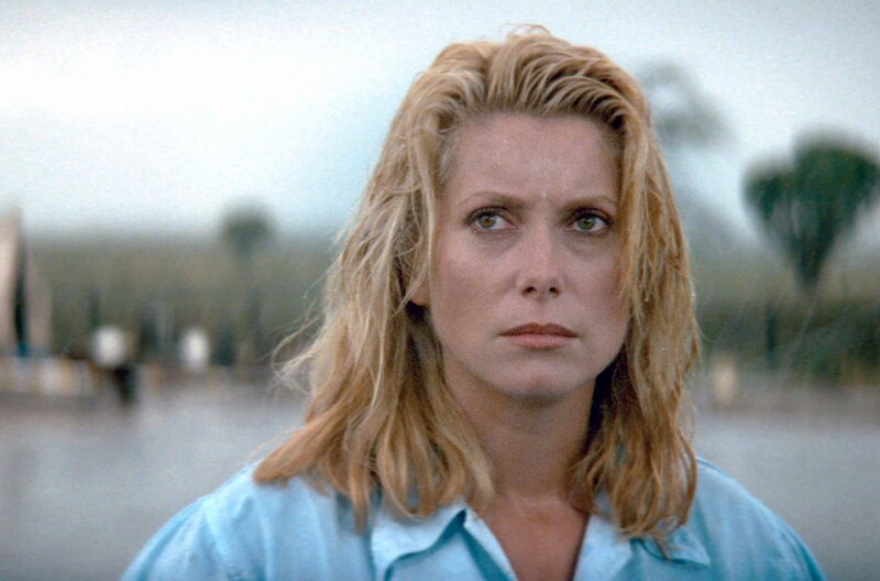 Der Buschpilot – Bild: Renn Productions /​ Charlotte (Catherine Deneuve) ist im Auftrag eines Reiseunternehmens in Afrika. Ihr dort lebender Ex-Mann Victor weist sie zunächst ab, als sie ihn darum bittet, in ein gefährliches Gebiet zu fliegen.