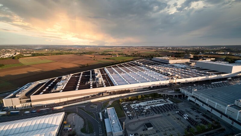 Die Photovoltaikanlagen sollen das Autowerk mit bis zu 30 Prozent des benötigten Stroms versorgen. – Bild: N24 Doku Die Photovoltaikanlagen sollen das Autowerk mit bis zu 30 Prozent des benötigten Stroms versorgen. – Bild: N24 Doku