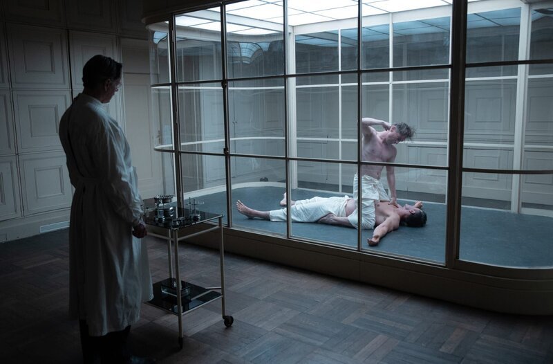So wirkt die Wunderdroge! Dr. Schmidt (Jens Harzer, li.) beobachtet wie Rath (Volker Bruch, re. oben) einen Stärkeren (Jhaki Schuricht) bezwingt. – Bild: Frédéric Batier/​X Filme Creative Pool/​SKY/​ARD Degeto