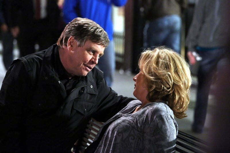 Was hat John Curtis (Mark Hamill, l.) mit Erin Strauss (Jayne Atkinson, r.) vor? – Bild: PLURIMEDIA (ABC Studios)