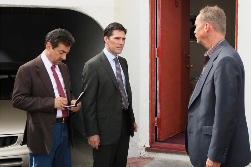 L-R: David Rossi (Joe Mantegna), Aaron Hotchner (Thomas Gibson) und Det. Yarbough (Michael O’Neill) – Bild: 13th Street