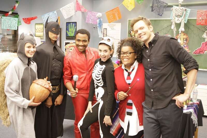 Mexanisches Halloween: (v.l.n.r.) Britta (Gillian Jacobs), Abed (Danny Pudi), Troy (Donald Glover), Annie (Alison Brie), Shirley (Yvette Nicole Brown) und Jeff (Joel McHale) … – Bild: CPT Holdings, Inc. All Rights Reserved. Lizenzbild frei