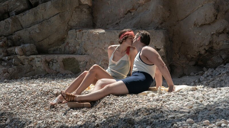 l-r: Lucy Smith (Tuppence Middleton), Tom Branson (Allen Leech) – Bild: 2022 Focus Features LLC. All Rights Reserved. Lizenzbild frei l-r: Lucy Smith (Tuppence Middleton), Tom Branson (Allen Leech) – Bild: 2022 Focus Features LLC. All Rights Reserved. Lizenzbild frei