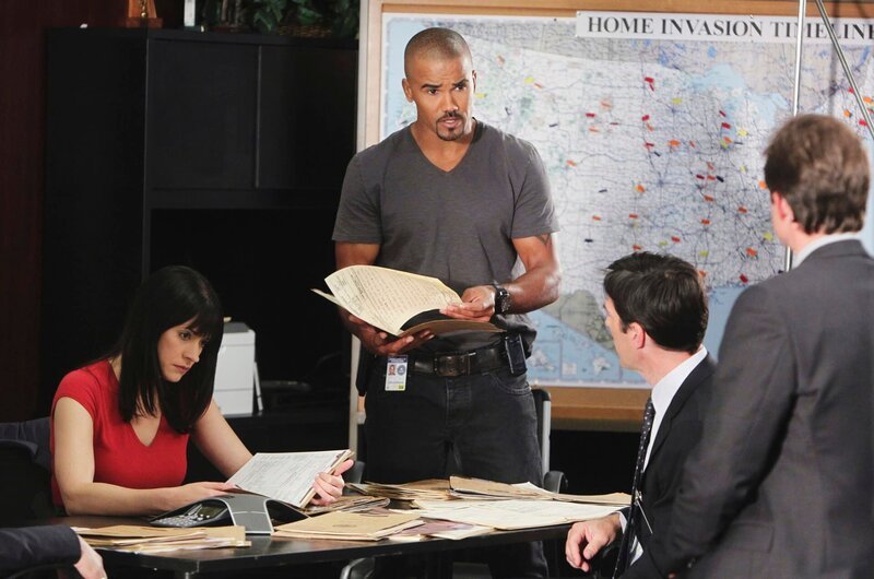 From left: Emily Prentiss (Paget Brewster), Derek Morgan (Shemar Moore), Aaron „Hotch“ Hotchner (Thomas Gibson) and Detective Matt Spicer (Eric Close). – Bild: 13th Street