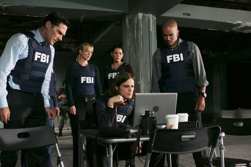 Der Reaper Foyet ist nach Washington zurückgekehrt. Das BAU-Team um Hotch (Thomas Gibson, l.), JJ (AJ Cook, 2.v.l.), Prentiss (Paget Brewster, 2.v.r.), Morgan (Shemar Moore, r.) und Reid (Matthew Gray Gubler, vorne) setzt alle Kräfte frei, um ihn zu finden … – Bild: 13th Street