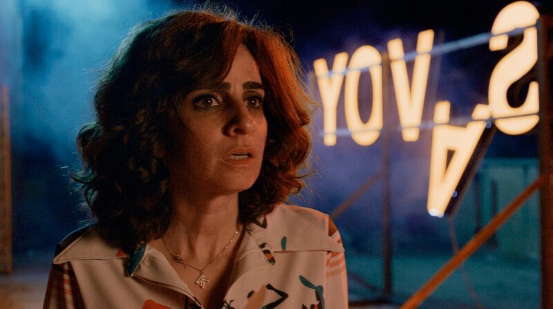 Als Mitglieder der PLO 1975 das Hotel Savoy in Tel Aviv überfallen, verwandelt sich eine unglückliche Ehefrau im Laufe einer Nacht in eine furchtlose Heldin. Bei Tagesanbruch bleibt ihr jedoch nichts als Scham. Der Film rekonstruiert mit unveröffentlichten Archivaufnahmen, Nachrichtenbildern und nachgestellten Szenen aus der Nacht des Anschlags die heute vergessene Geschichte von Kochava Levy. – Kochava Levy (Dana Ivgy) auf dem Dach des Jerusalemer Hotels Savoy, 1975. – Bild: rbb/​Moshe Mishali