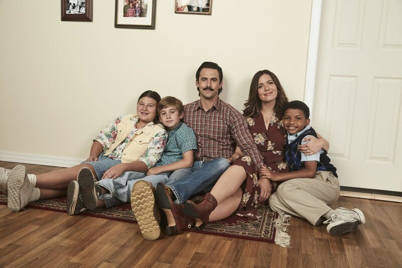 Müssen gemeinsam stark sein und im Kampf gegen Jacks (Milo Ventimiglia, M.) Alkoholismus zusammenhalten: Kate (Mackenzie Hancsicsak, l.), Kevin (Parker Bates, 2.v.l.), Rebecca (Mandy Moore, 2.v.r.) und Randall (Lonnie Chavis, r.) … – Bild: 2017–2018 NBCUniversal Media, LLC. All rights reserved. /​ Maarten de Boer Lizenzbild frei