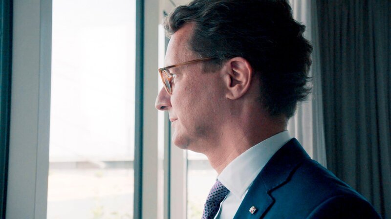 Der Ministerpräsident Nordrhein-Westfalens, Hendrik Wüst, im August 2022 in der Düsseldorfer Staatskanzlei. Er regiert mit einer schwarz-grünen Koalition und steht nach eigener Aussage „für einen klaren Kurs der Mitte“. – Bild: NDR Der Ministerpräsident Nordrhein-Westfalens, Hendrik Wüst, im August 2022 in der Düsseldorfer Staatskanzlei. Er regiert mit einer schwarz-grünen Koalition und steht nach eigener Aussage „für einen klaren Kurs der Mitte“. – Bild: NDR