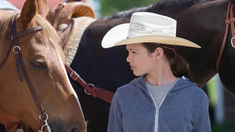 Georgie (Alisha Newton) freut sich auf einen Ausritt. – Bild: MG RTL D