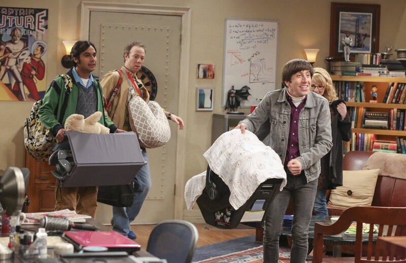 Während sich Raj (Kunal Nayyar, l.) und Stuart (Kevin Sussman, 2.v.l.) als Babyflüsterer entpuppen, müssen sich die frischgebackenen Eltern Howard (Simon Helberg, 2.v.r.) und Bernadette (Melissa Rauch, r.) erst noch an das Eltern-Dasein gewöhnen … – Bild: 2016 Warner Brothers Lizenzbild frei