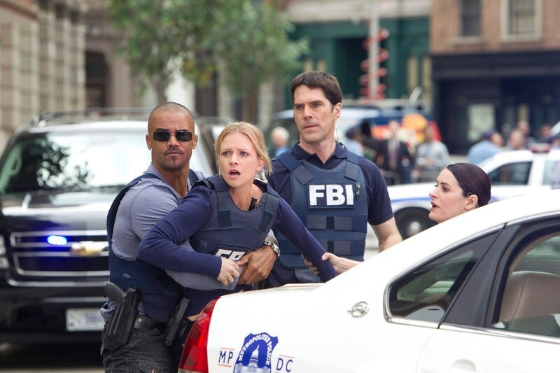 CRIMINAL MINDS – „Hit“ – In the first part of a two-part season finale, the BAU encounters a gang of bank-robbing serial killers in the nation’s capital. As the team tries to negotiate the situation that is unfolding inside the bank, one of the team is taken hostage, on „Criminal Minds“ airing on CBS on WEDNESDAY, MAY 16 (9:00–10:00 p.m., ET). (ABC STUDIOS/​MONTY BRINTON) SHEMAR MOORE, A.J. COOK, THOMAS GIBSON, PAGET BREWSTER – Bild: American Broadcasting Companies, Inc. 13TH STREET Universal