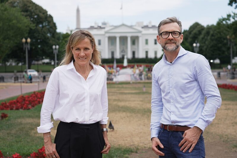 Barbara Lüthi und Peter Düggeli vor dem Weißen Haus, Washington. – Bild: SRF, Sergio Cassini /​ ZDF