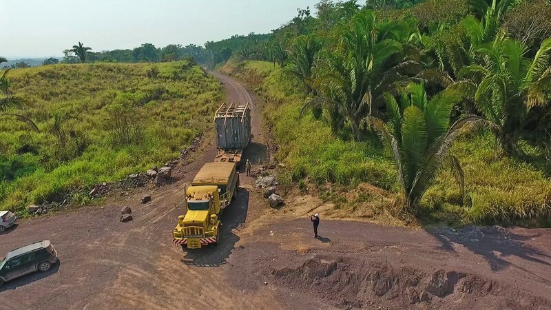 Bildunterschrift: Nicht immer sind die Straßen, über die die Route des Schwertransports führt, befestigt oder zementiert. – Bild: N24 Doku