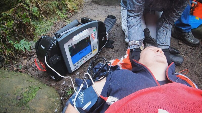 Mann verletzt sein Bein bei einem Motorradunfall – Bild: Warner Bros. Discovery