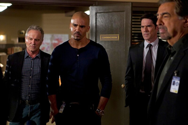 Versuchen, einen Serientäter zur Strecke zu bringen: Detective Tom Landry (John Posey, l.), Morgan (Shemar Moore, 2.v.l.), Hotch (Thomas Gibson, 2.v.r.) und Rossi (Joe Mantegna, r.) … – Bild: American Broadcasting Companies, Inc.
