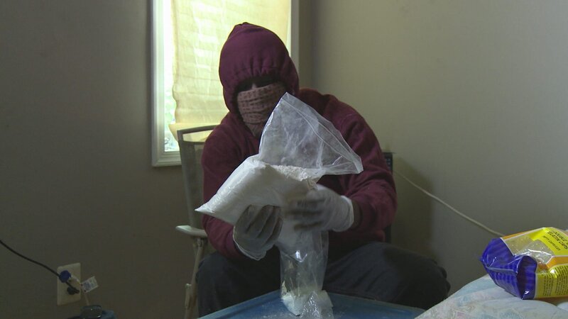 Baltimore, MD USA: Mo, ein Drogendealer mit seinem Heroinvorrat (Bildnachweis: National Geographic Channels/​Giovanni Ulleri) – Bild: FOX Networks /​ National Geographic Channels /​ Giovanni Ulleri