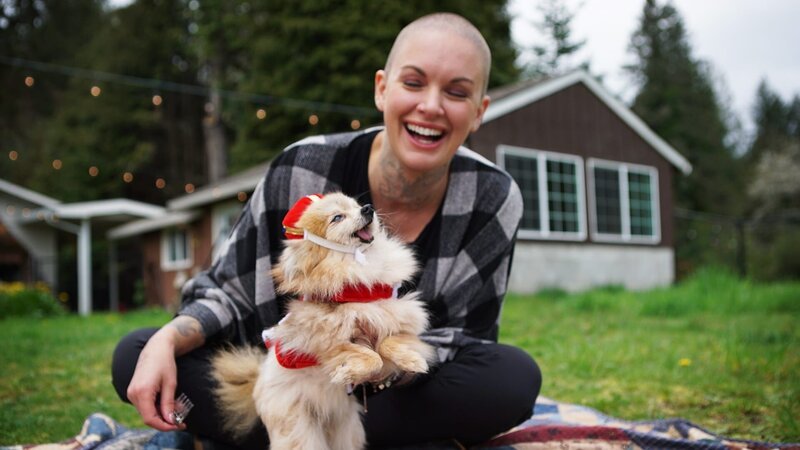 Amanda with rescue dog. – Bild: Discovery Communications, LLC