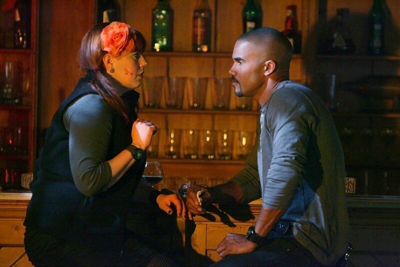 Garcia (Kirsten Vangsness, l.) spielt eine entscheidende Rolle in einem Fall, für den sie mit Morgan (Shemar Moore, r.) und dem restlichen BAU-Team nach Alaska reisen muss. Dort wurden in einer kleinen Stadt mehrere Einwohner umgebracht … – Bild: 13th Street