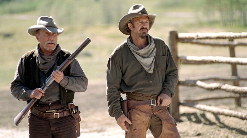 Boss Spearman (Robert Duvall, li.) und Charley Waite (Kevin Costner) ziehen in den Kampf gegen eine Übermacht. – Bild: ZDF und ARD Degeto.