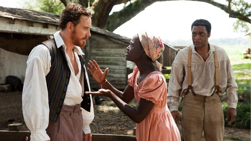 Edwin Epps (Michael Fassbender, li.), Patsey (Lupita Nyong’o) und Solomon Northup (Chiwetel Ejiofor) – Bild: RTL Zwei Edwin Epps (Michael Fassbender, li.), Patsey (Lupita Nyong’o) und Solomon Northup (Chiwetel Ejiofor) – Bild: RTL Zwei