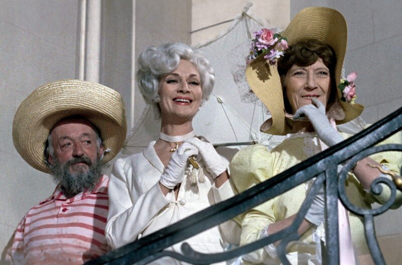 Herzkönig – Bild: 1966/​Indivision Philippe de Broca /​ Der General (Pierre Brasseur, li.), die Herzogin (Françoise Christophe, Mi.) und Brunehaut (Madeleine Clervanne, re.) halten Hof.