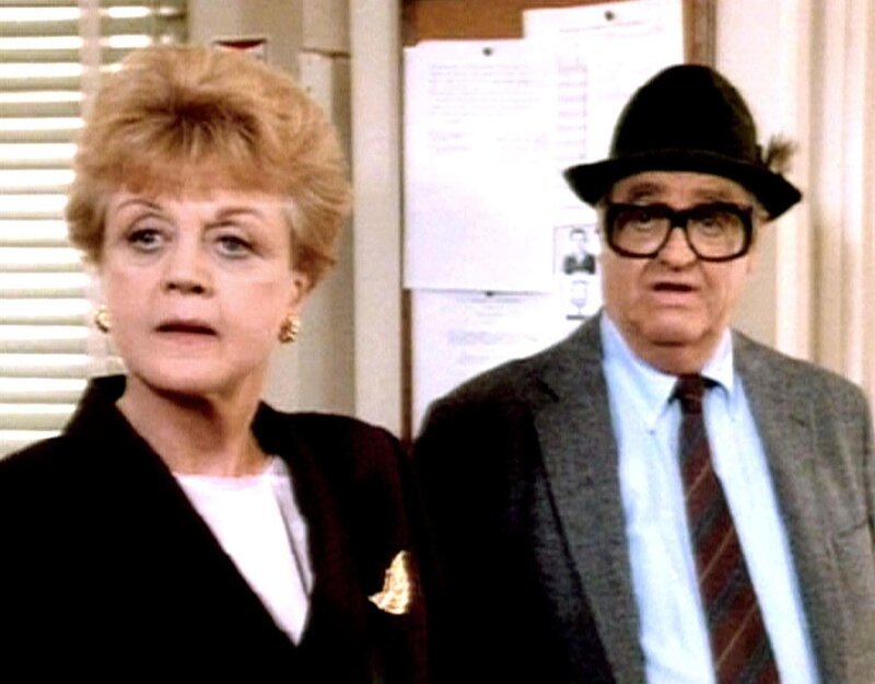Jessica (Angela Lansbury) und Lt. Hanratty (Barney Martin) versuchen die Identität des Toten, der nur einen Schuh trug, herauzufinden. – Bild: Warner TV Serie