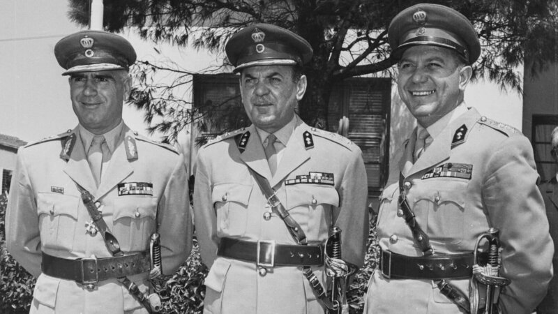 Die Diktatur der Obristen wird von drei Militärs gelenkt: dem späteren Premierminister Oberst Georgios Papadopoulos (M.), Brigadegeneral Stylianos Pattakos (l.) und Oberst Nikolaos Makarezos (r.). – Bild: ZDF und Keystone/​Hulton Archive/​Getty Images./​Keystone/​Hulton Archive/​Getty Im
