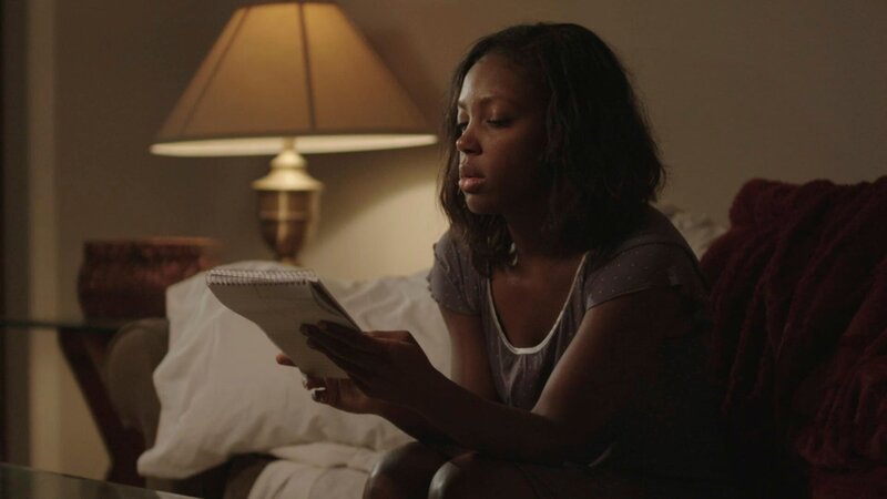 Young woman sitting on couch, reads notepad. – Bild: Investigation Discovery /​Discovery Communications
