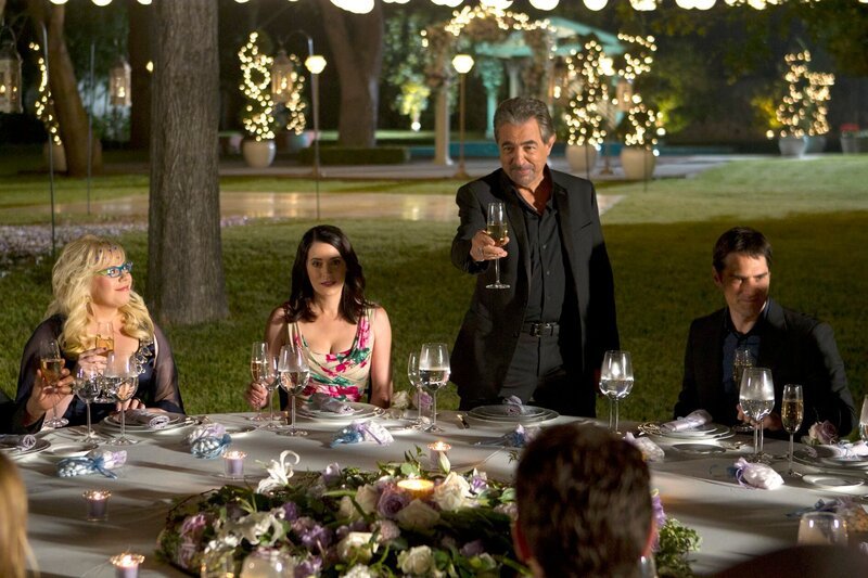 Einen Toast auf das Brautpaar: Penelope (Kirsten Vangsness, l.), Prentiss (Paget Brewster, 2.v.l.), Rossi (Joe Mantegna, 2.v.r.) und Hotch (Thomas Gibson, r.) … – Bild: American Broadcasting Companies, Inc.