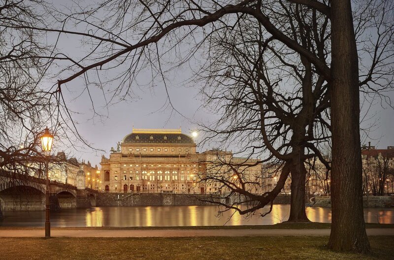Konzert zum 200. Geburtstag Bedřich Smetanas – Bild: Národní divadlo /​ Bed?ich Smetana begann als erster Kapellmeister im Prozatimní divadlo (Interimstheater) in Prag, das zum Nationaltheater ausgebaut wurde.