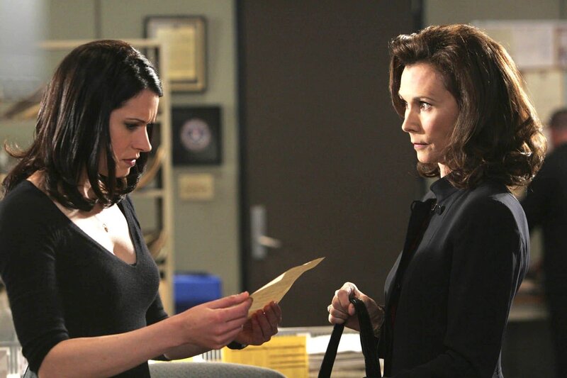 Paget Brewster, Kate Jackson. – Bild: PLURIMEDIA (CBS Broadcasting Inc.)