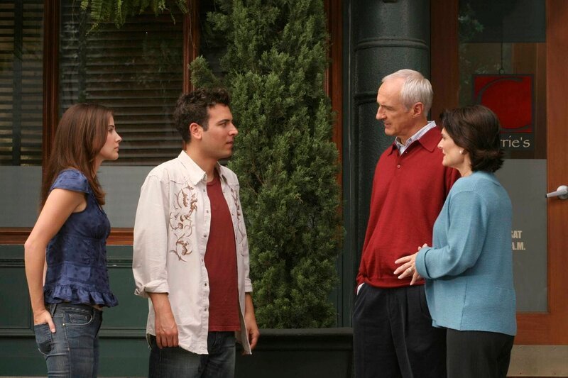 Damit haben Ted (Josh Radnor, 2.v.l.) und Robin (Cobie Smulders, l.) nicht gerechnet. Virginia (Cristine Rose, r) und Alfred Mosby (Michael Gross, 2.v.r.) sind bereits seit zehn Monaten geschieden, aber haben es ihrem Sohn bisher noch nicht erzählt … – Bild: CBS ENTERAINMENT /​ MONTY BRINTON /​ CBS /​ ©CBS BROADCASTING INC.ALL RIGHTS RESERVED.