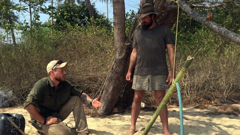 L-R: Grady Powell und Josh James im Gespräch am Entsalzungsgerät. – Bild: Discovery Channel /​ Photobank 34907_ep606_044.jpg /​ Discovery Communications