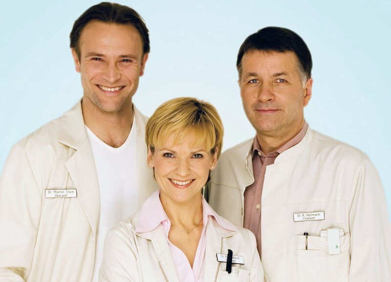 In aller Freundschaft Neuanfang Staffel 9, Episode 1 Das Ärzte-Team: Bernhard Bettermann als Dr. Martin Stein, Andrea Kathrin Loewig als Dr. Kathrin Globisch, Thomas Rühmann als Dr. Roland Heilmann – Bild: SRF/​ARD/​Degeto