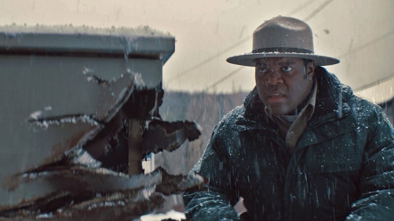 Ranger Finn Wheeler (Sam Richardson) fragt sich, ob ein Werwolf im beschaulichen Beaverfield sein Unwesen treibt.. – Bild: 2020 CREATURE WITHIN PRODUCTIONS LLC. ALL RIGHTS RESERVED.