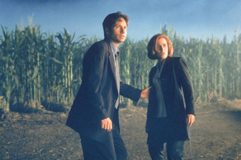 L-R: Agent Fox Mulder (David Duchovny), Agent Dana Scully (Gillian Anderson) – Bild: 1998 Twentieth Century Fox Film Corporation ©Syfy Photocredit Mandatory, Editorial Use Only, NO archive, NO Resale