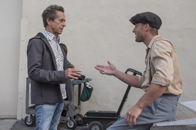 Als sich Kevin (Justin Hartley, r.) beim Dreh am Meniskus verletzt, möchte er die Produktion nicht aufhalten und aus Angst, seinen Job zu verlieren, verschweigt er seine Verletzung dem Produzenten (Brian Grazer, l.). – Bild: 2017–2018 NBCUniversal Media, LLC. All rights reserved. /​ Ron Batzdorff Lizenzbild frei