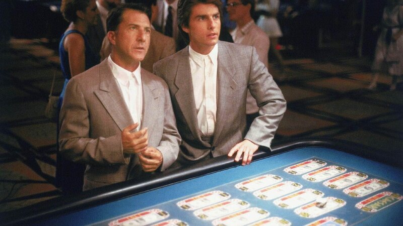 Charlie (Tom Cruise, r.) ist fasziniert: Wie schafft sein autistischer Bruder Raymond (Dustin Hoffman) es, beim Black Jack immer genau zu wissen, welche Karte als nächstes kommen muss? Die Verwendung des sendungsbezogenen Materials ist nur mit dem Hinweis und Verlinkung auf RTL+ gestattet. – Bild: RTL Charlie (Tom Cruise, r.) ist fasziniert: Wie schafft sein autistischer Bruder Raymond (Dustin Hoffman) es, beim Black Jack immer genau zu wissen, welche Karte als nächstes kommen muss? Die Verwendung des sendungsbezogenen Materials ist nur mit dem Hinweis und Verlinkung auf RTL+ gestattet. – Bild: RTL