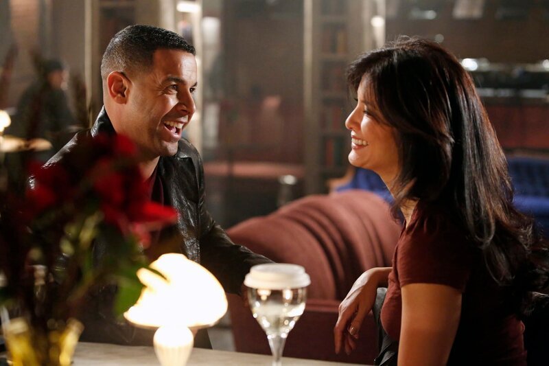 Javier Esposito (Jon Huertas, l.) lädt Scarlet Jones (Kelly Hu, r.) zu einem Drink ein, um sich bei ihr für sein Verhalten zu entschuldigen … – Bild: Universal TV
