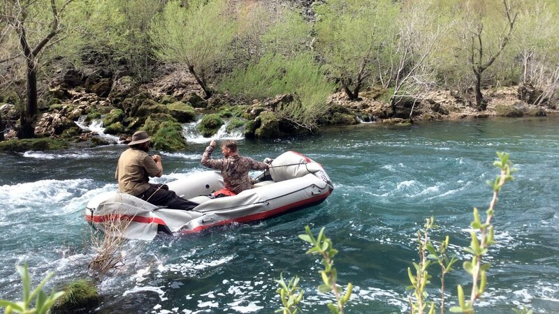 Grady Powell und Josh James fahren auf einem Floß in Kroatien einen Fluss hinunter. – Bild: Discovery Channel /​ Photobank 34907_ep605_021.JPG /​ Discovery Communications