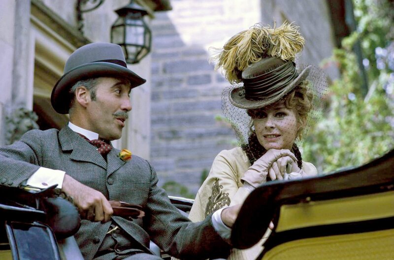 Das Privatleben des Sherlock Holmes – Bild: 1970 Metro-Goldwyn-Mayer Studios Inc/​Phalanx Productions Inc/​All Rights Reserved  /​ Bei Mycroft Holmes (Christopher Lee) glaubt sich Gabrielle Valladon (Geneviève Page) in Sicherheit.