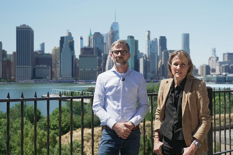 Peter D¸ggeli und Barbara L¸thi vor der Skyline in New York. – Bild: ZDF/​SRF