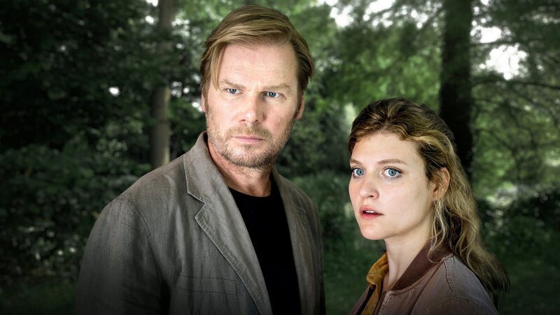 v.l.n.r.: Karina Szabo (Lara Mandoki), Robert Winkler (Kai Scheve), Peter Wiese (Tim Bergmann), Constanze Wiese (Katharina Lorenz) – Bild: Uwe Frauendorf /​ ZDF Enterprises GmbH /​ Die Verwendung ist nur bei redaktioneller Berichterstattung im Rahmen einer Programmankündigung ab 2 Monate vor der ersten Auss /​ © ZDF