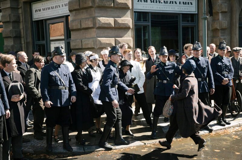Charlotte (Liv Lisa Fries) versucht eine Polizeiabsperrung zu durchlaufen – Bild: Frédéric Batier/​X Filme Creative Pool/​ARD Degeto/​WDR/​Sky/​Beta Film 2019
