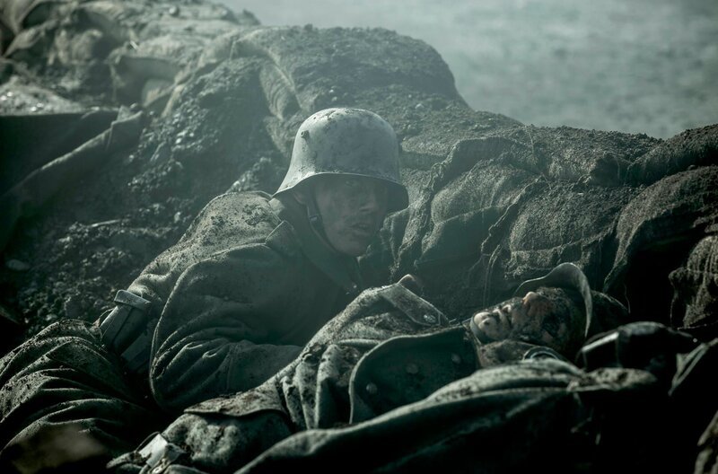Rückblende: Gereon Rath (Volker Bruch, li.) holen seine Kriegserinnerungen immer wieder ein – Bild: ARD Degeto/​X-Filme/​Beta Film/​Sky Deutschland/​Frédéric Batier