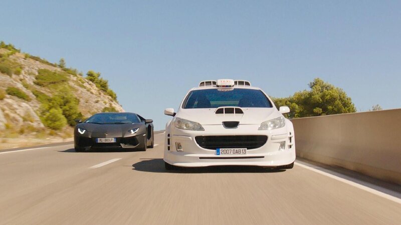 Das weiße Taxi gegen eine Gaunerbande in Ferraris. Die Verwendung des sendungsbezogenen Materials ist nur mit dem Hinweis und Verlinkung auf TVNOW gestattet. – Bild: RTL / © 2018 – T5 PRODUCTION – ARP – TF1 FILMS PRODUCTION – EUROPACORP Das weiße Taxi gegen eine Gaunerbande in Ferraris. Die Verwendung des sendungsbezogenen Materials ist nur mit dem Hinweis und Verlinkung auf TVNOW gestattet. – Bild: RTL / © 2018 – T5 PRODUCTION – ARP – TF1 FILMS PRODUCTION – EUROPACORP