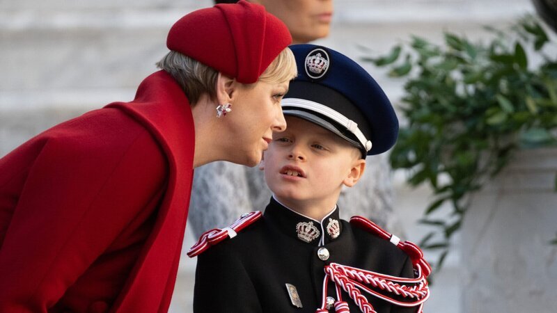 Staatstragende Kindheit: Der kleine Prinz Jaques wird einmal Staatsoberhaupt Monacos. Schon jetzt eine große Aufgabe für den Neunjährigen – hier an der Seite seiner Mutter. – Bild: ZDF und Corbis /​ Niviere, David